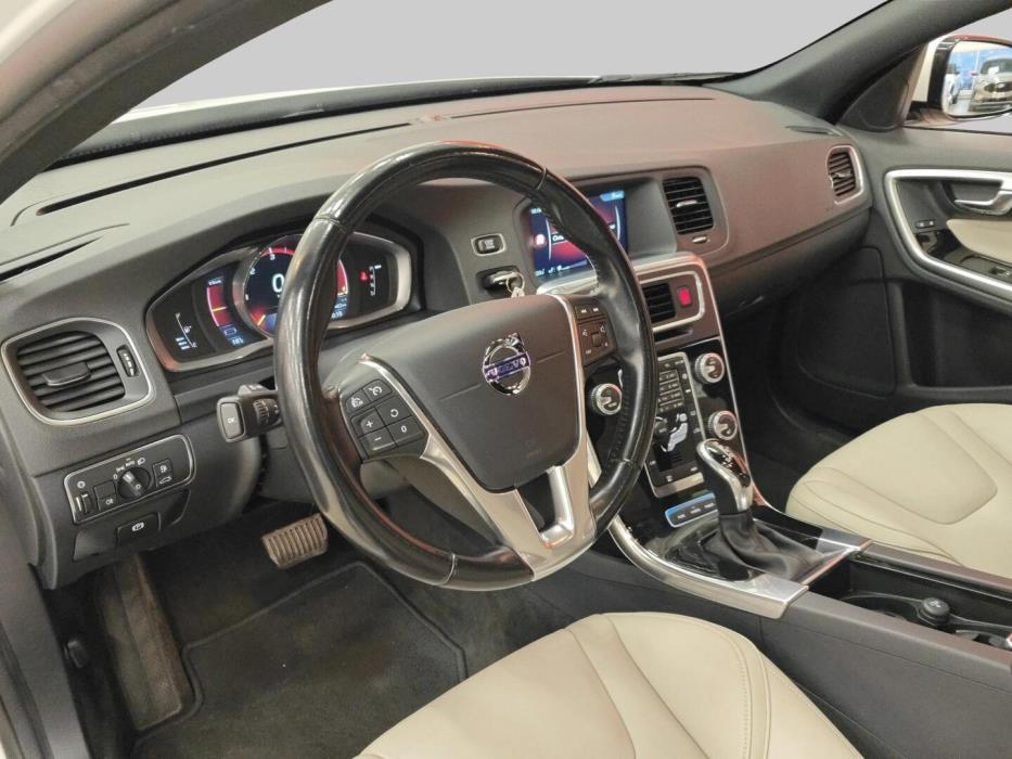 VOLVO V60 2015