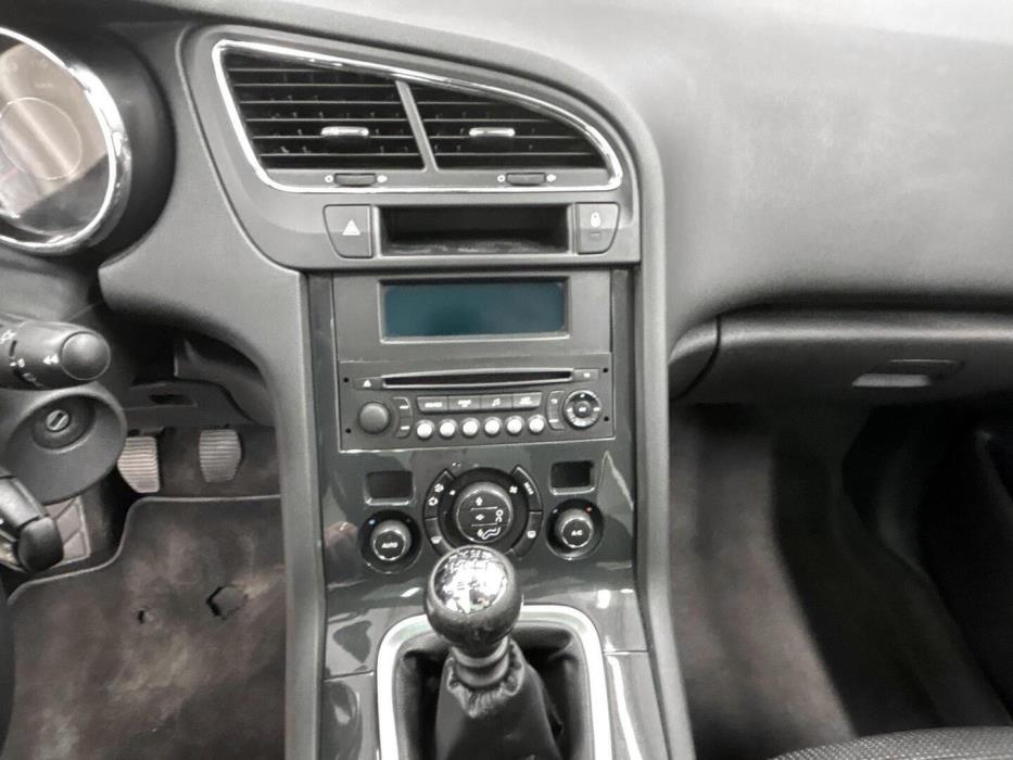 PEUGEOT 5008 2015