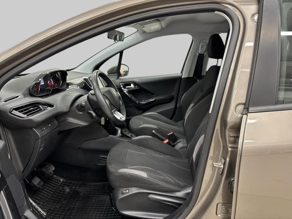 PEUGEOT 208 2015