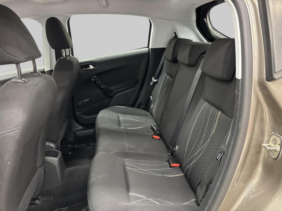 PEUGEOT 208 2015