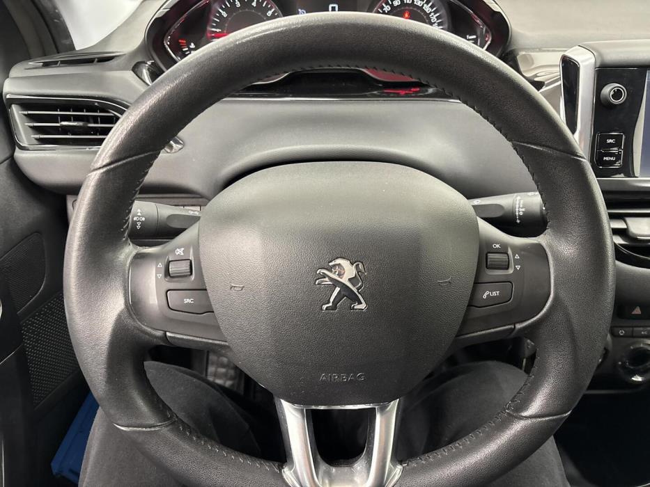 PEUGEOT 208 2015