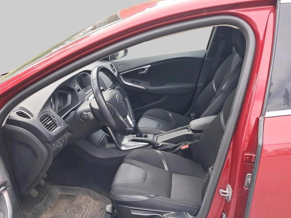 VOLVO V40 2016