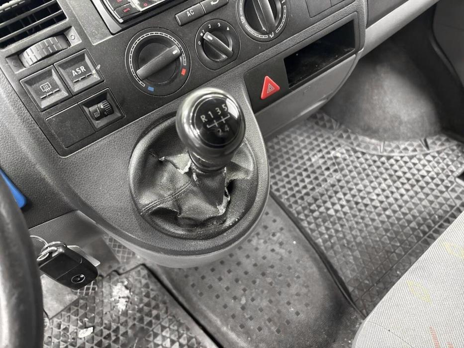 VOLKSWAGEN Transporter 2005