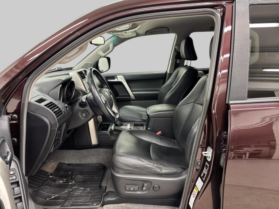 TOYOTA Land Cruiser 2011