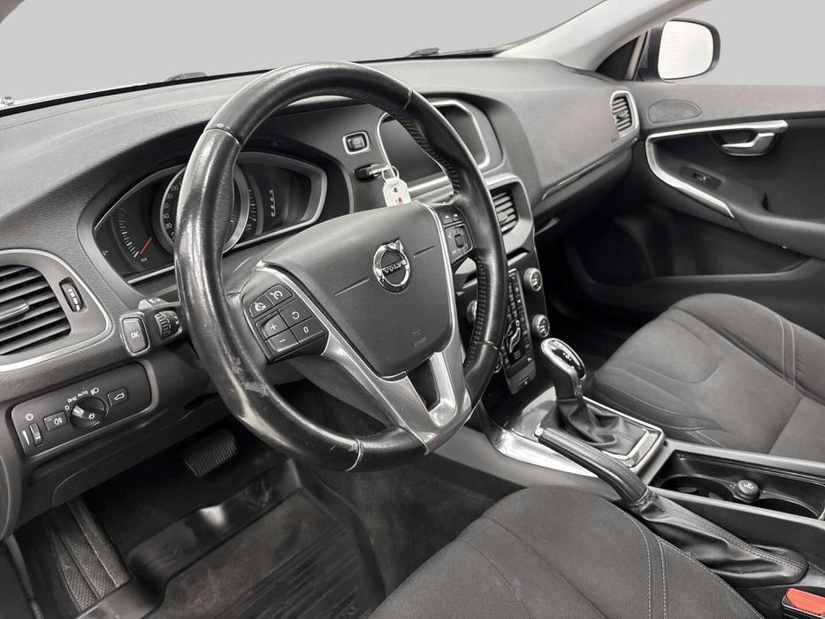 VOLVO V40 2016