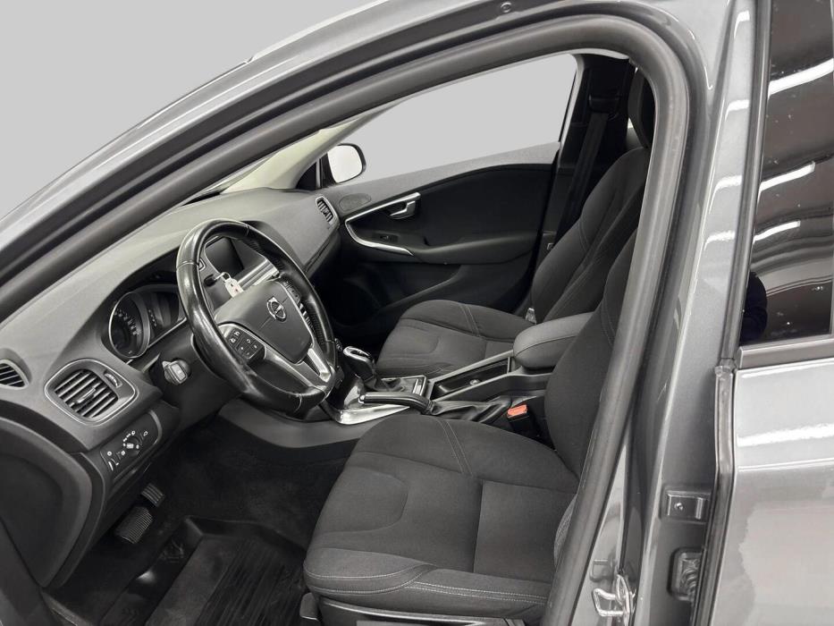 VOLVO V40 2016