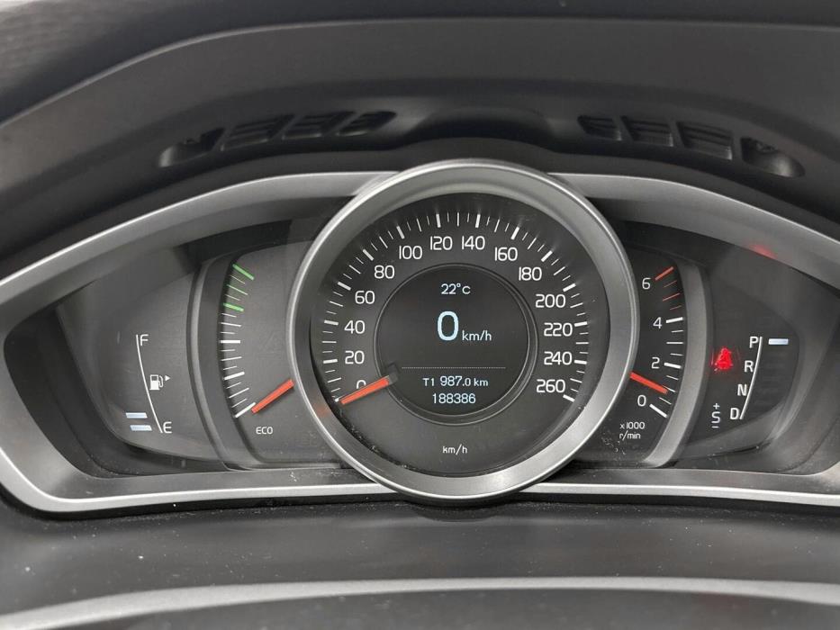 VOLVO V40 2016