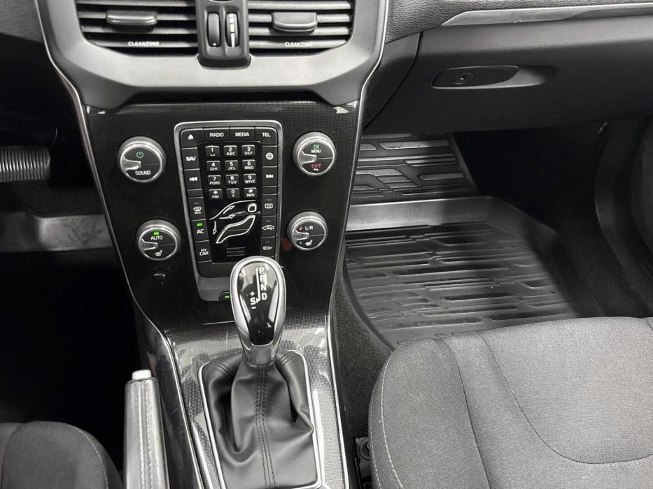 VOLVO V40 2016