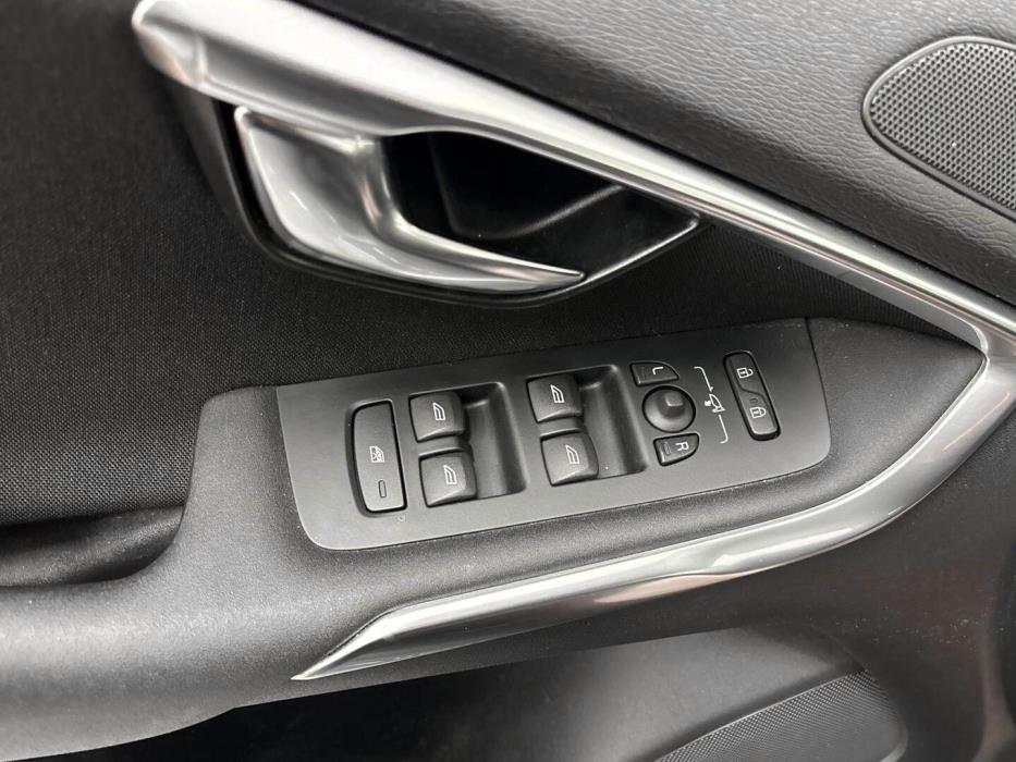 VOLVO V40 2016
