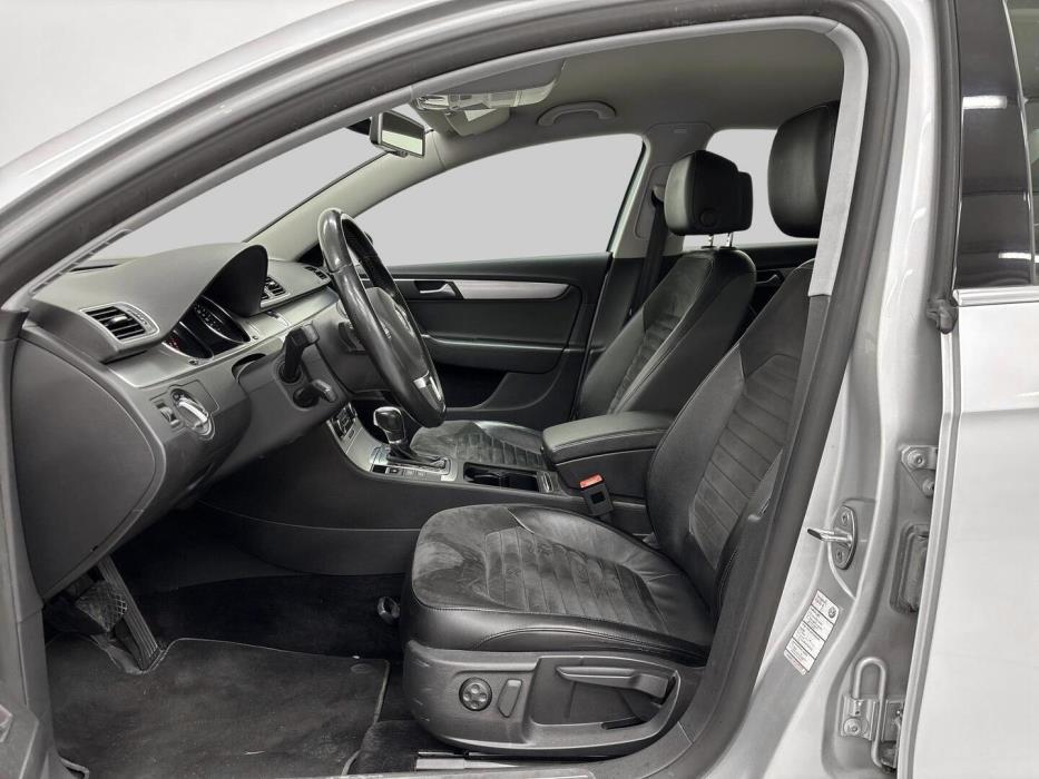 VOLKSWAGEN Passat 2011