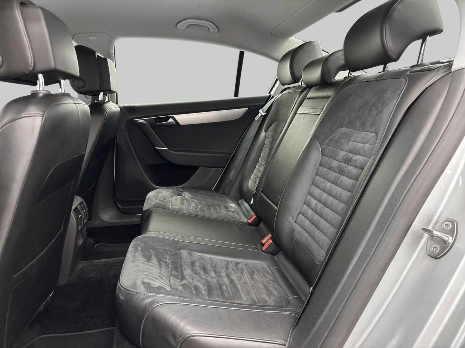 VOLKSWAGEN Passat 2011