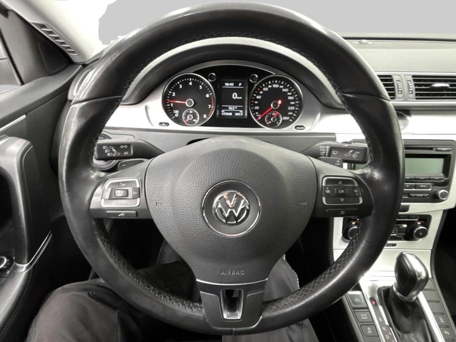 VOLKSWAGEN Passat 2011