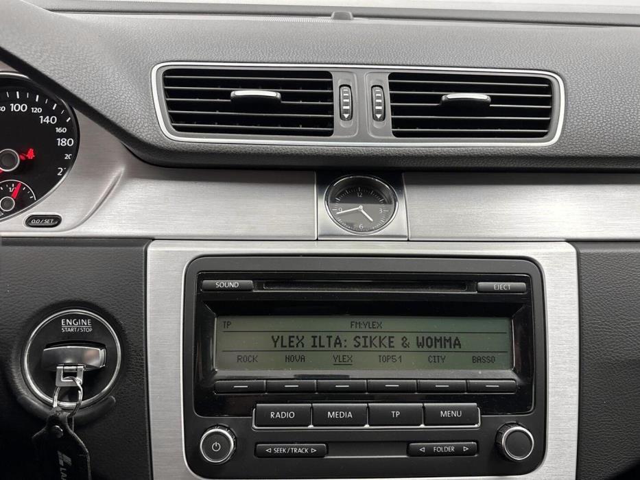 VOLKSWAGEN Passat 2011