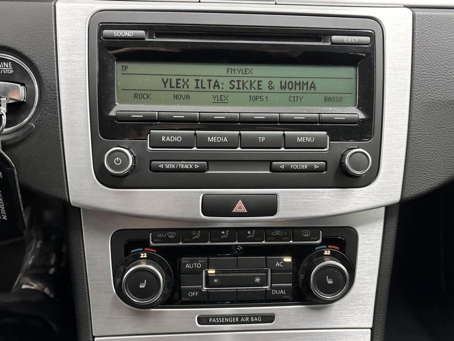 VOLKSWAGEN Passat 2011