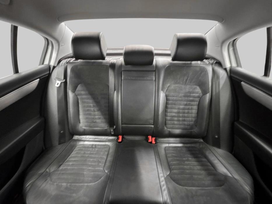 VOLKSWAGEN Passat 2011