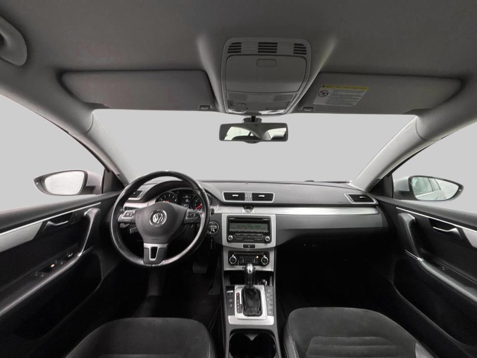 VOLKSWAGEN Passat 2011