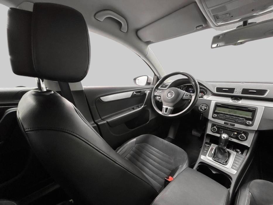 VOLKSWAGEN Passat 2011