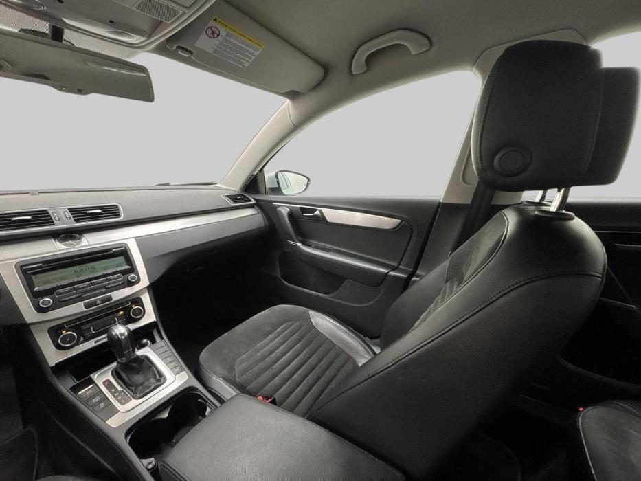 VOLKSWAGEN Passat 2011