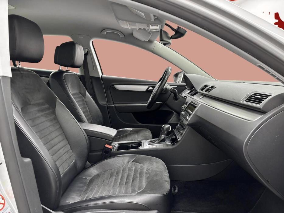 VOLKSWAGEN Passat 2011