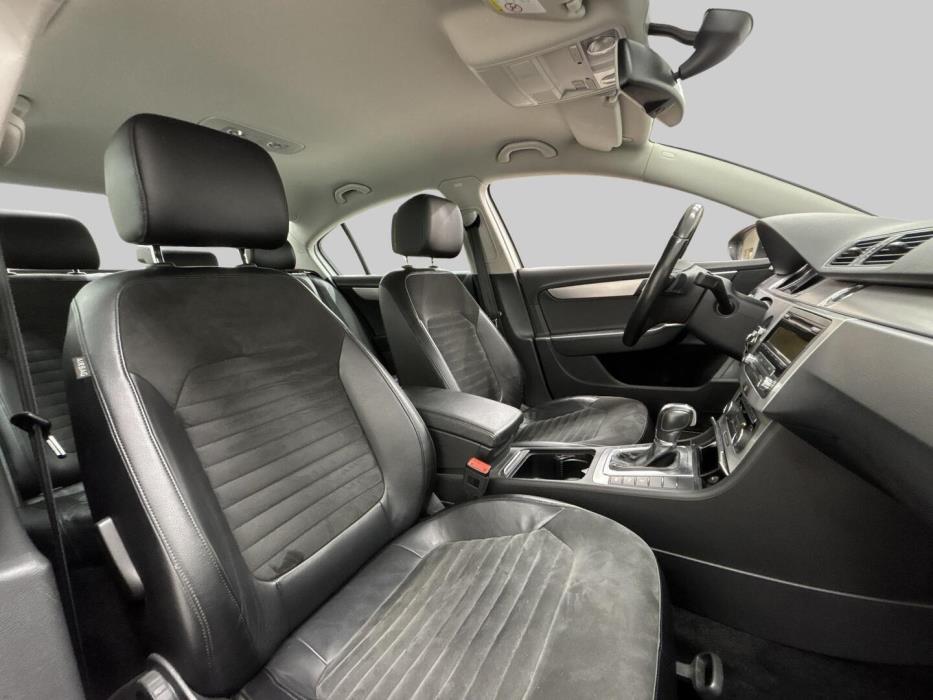 VOLKSWAGEN Passat 2011