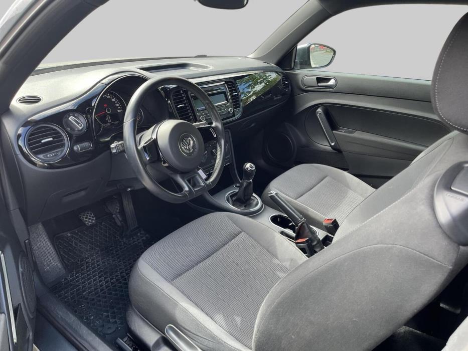 VOLKSWAGEN Beetle 2012