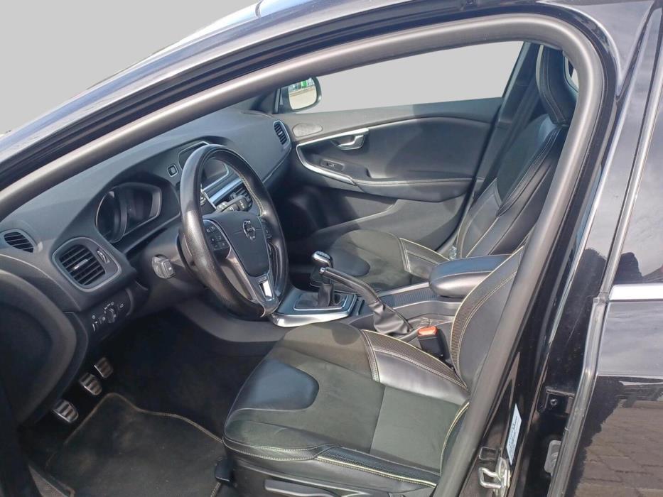 VOLVO V40 2016