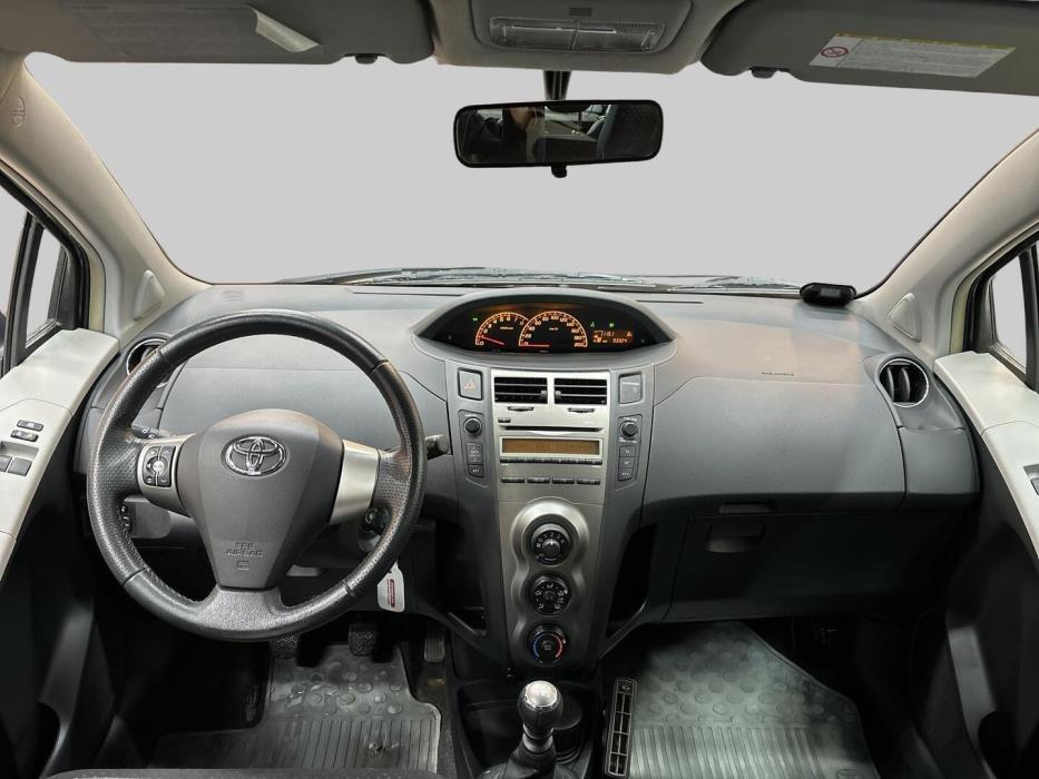 TOYOTA Yaris 2010