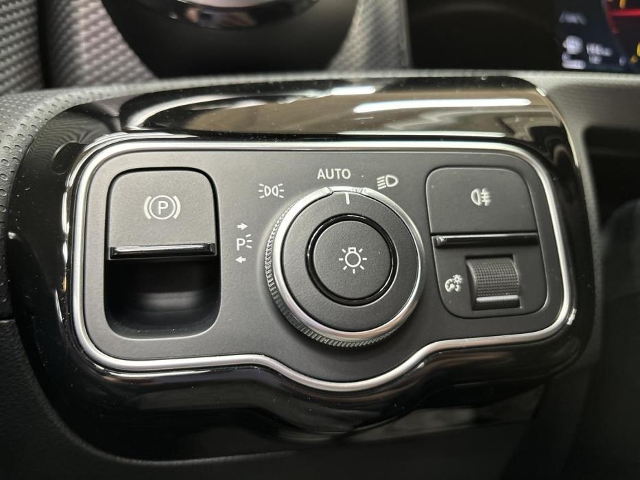 MERCEDES-BENZ A 2022