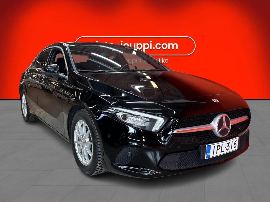 MERCEDES-BENZ A 2022