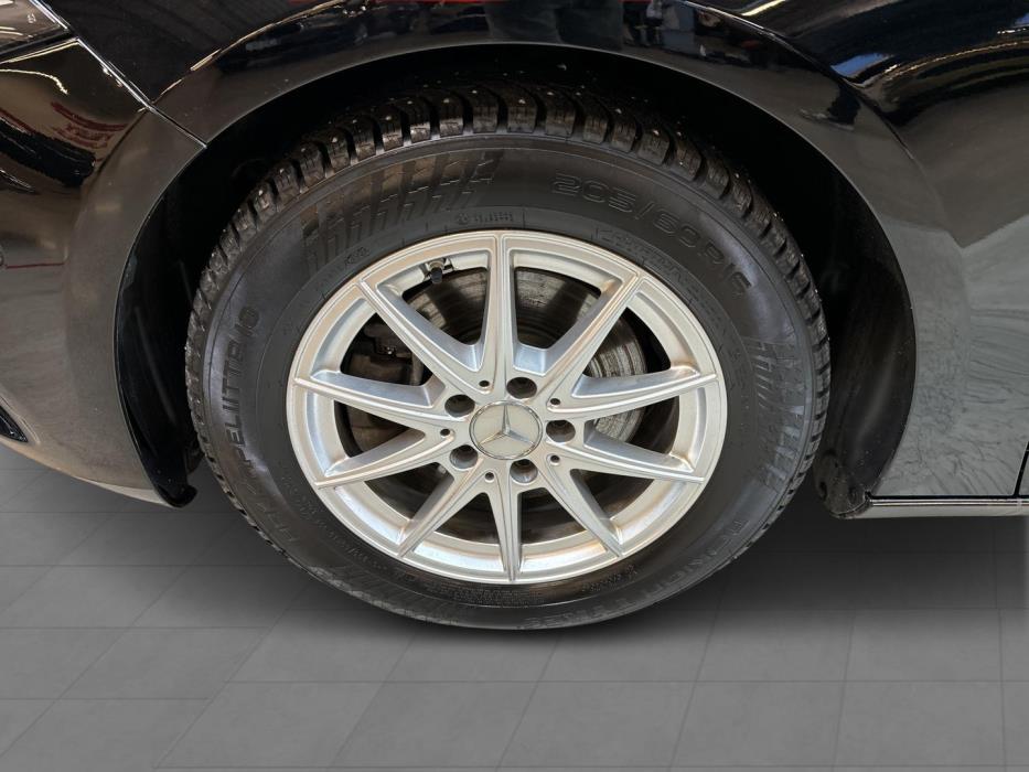 MERCEDES-BENZ A 2022