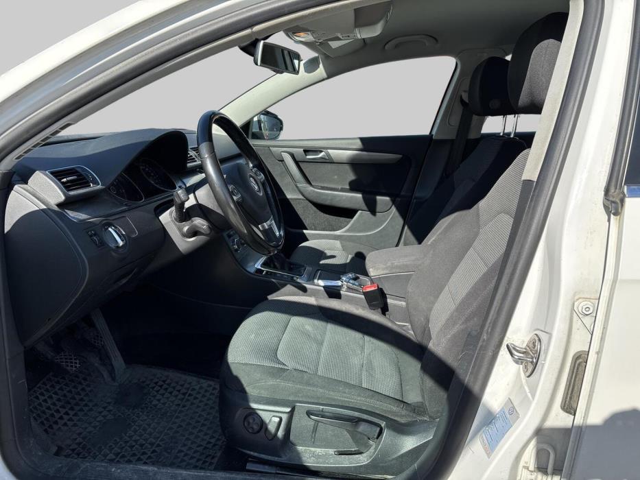 VOLKSWAGEN Passat 2012