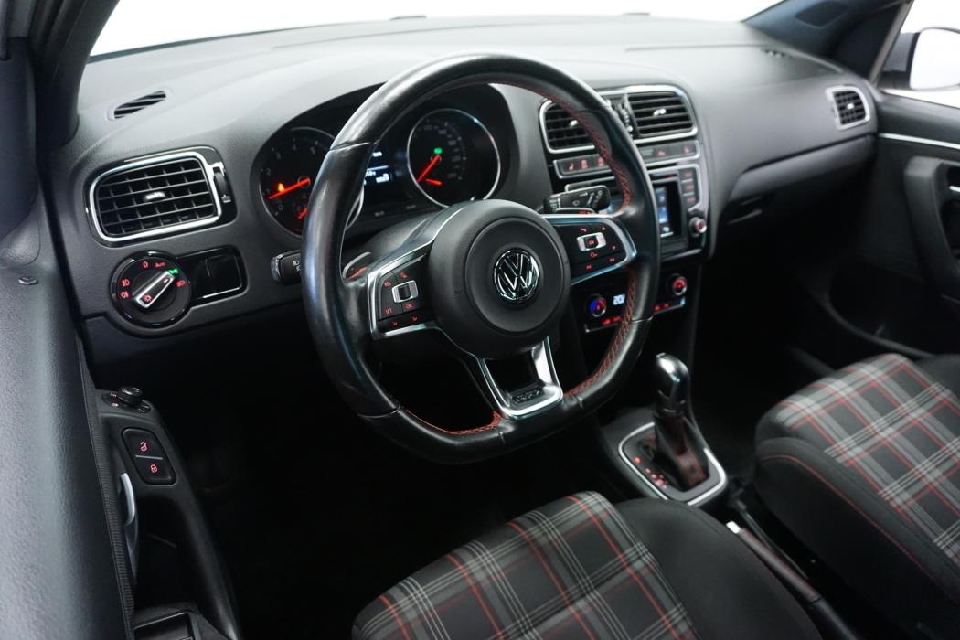 VOLKSWAGEN Polo 2015
