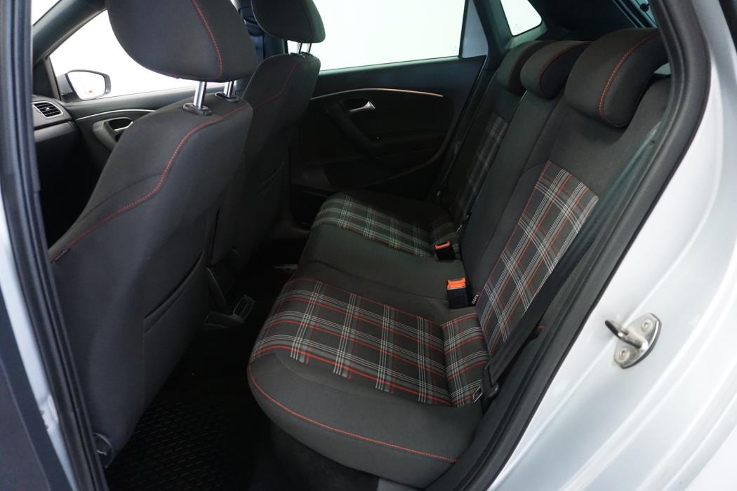 VOLKSWAGEN Polo 2015