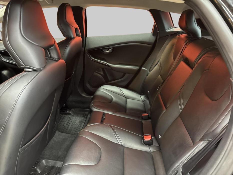 VOLVO V40 2018