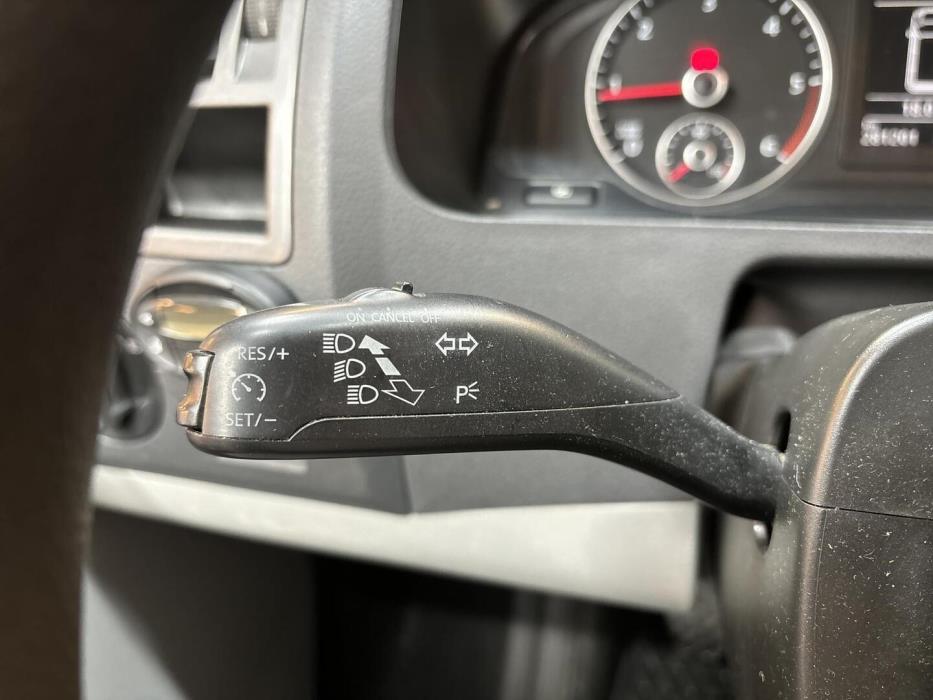 VOLKSWAGEN Caravelle 2012