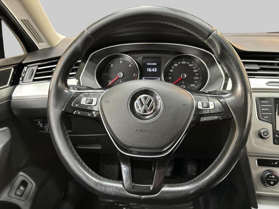 VOLKSWAGEN Passat 2016