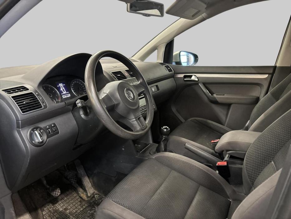 VOLKSWAGEN Touran 2012