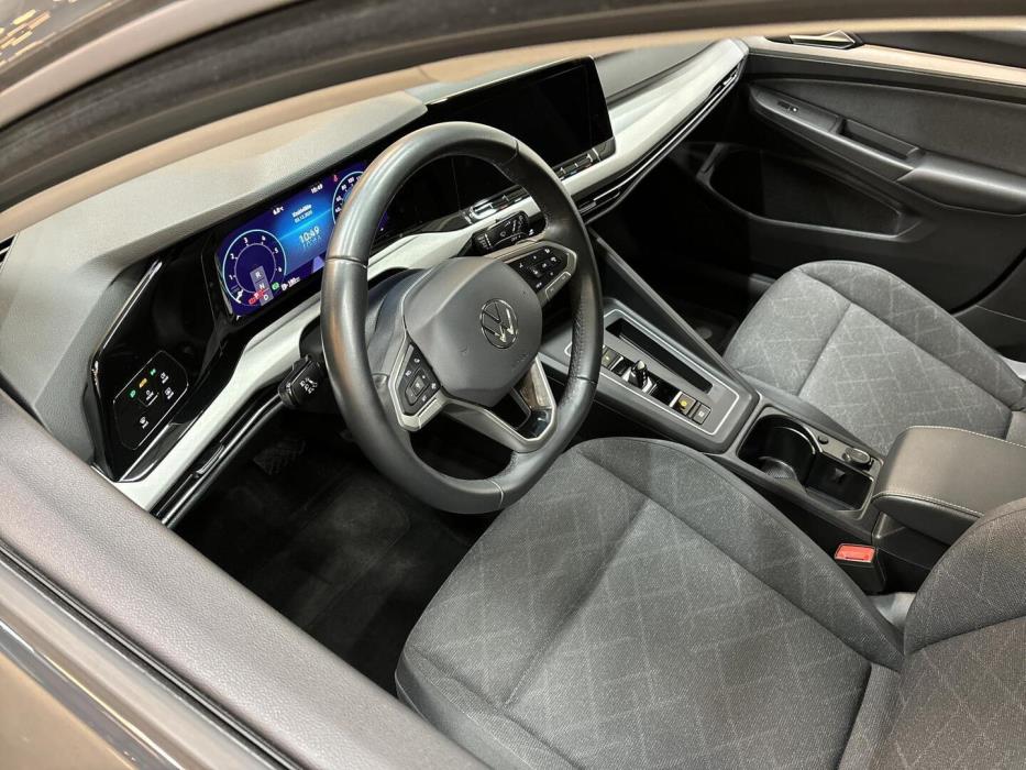 VOLKSWAGEN Golf 2024