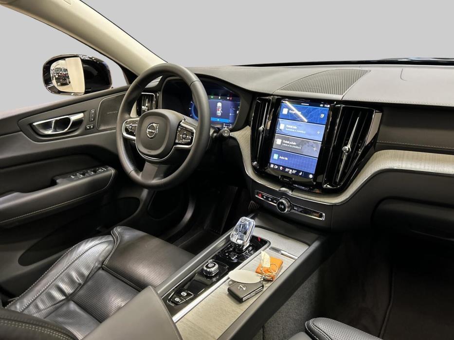 VOLVO XC60 2025