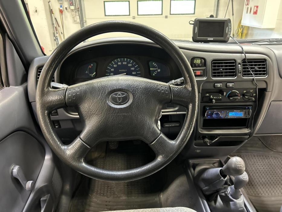TOYOTA Hilux 2004