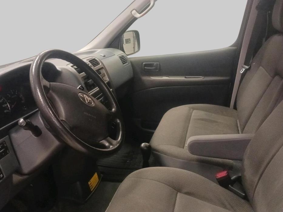 TOYOTA Hiace 2010
