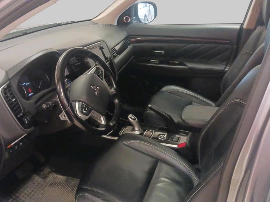 MITSUBISHI Outlander PHEV 2016