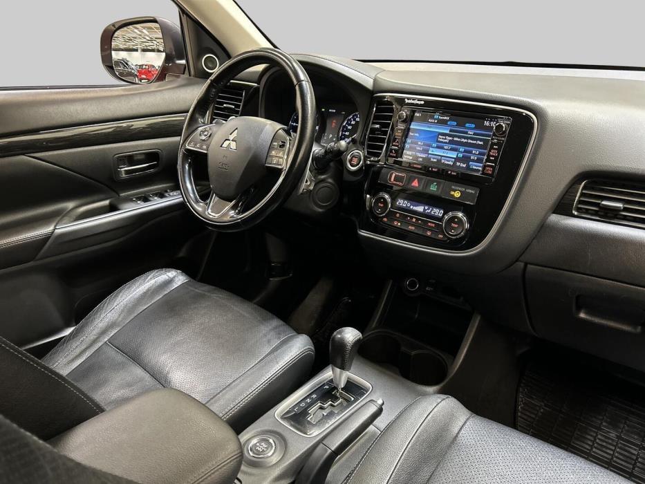 MITSUBISHI Outlander 2016
