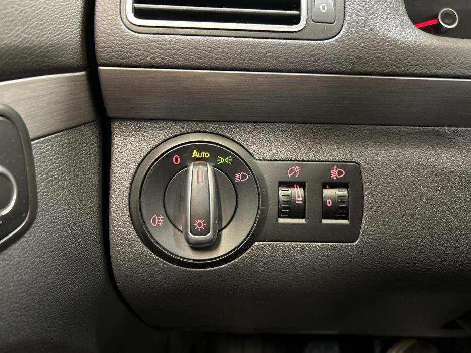 VOLKSWAGEN Touran 2013