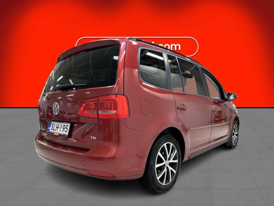 VOLKSWAGEN Touran 2013