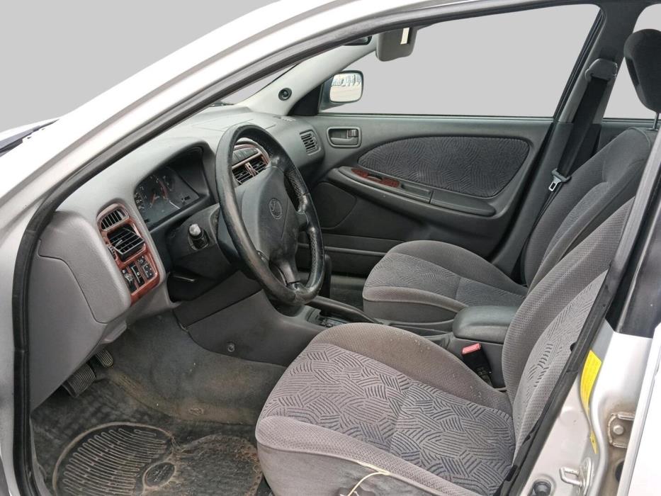 TOYOTA Avensis 1999