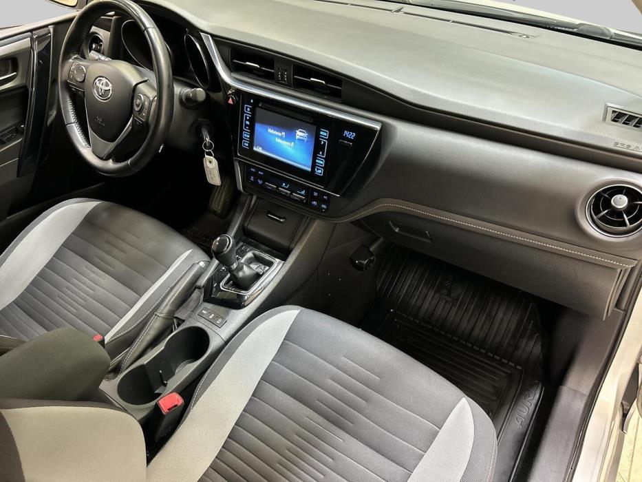 TOYOTA Auris 2015