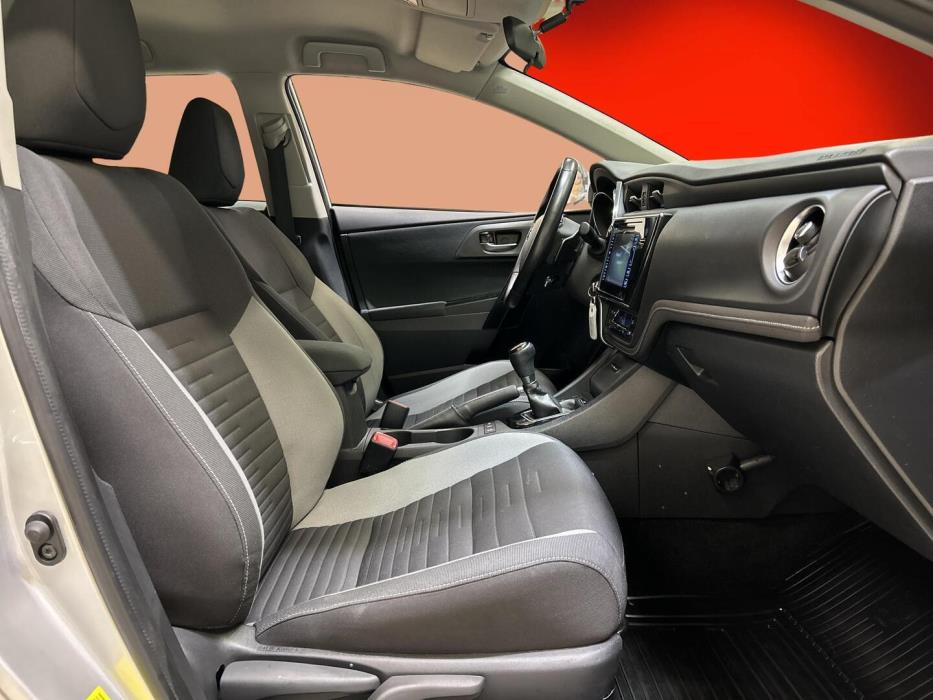 TOYOTA Auris 2015