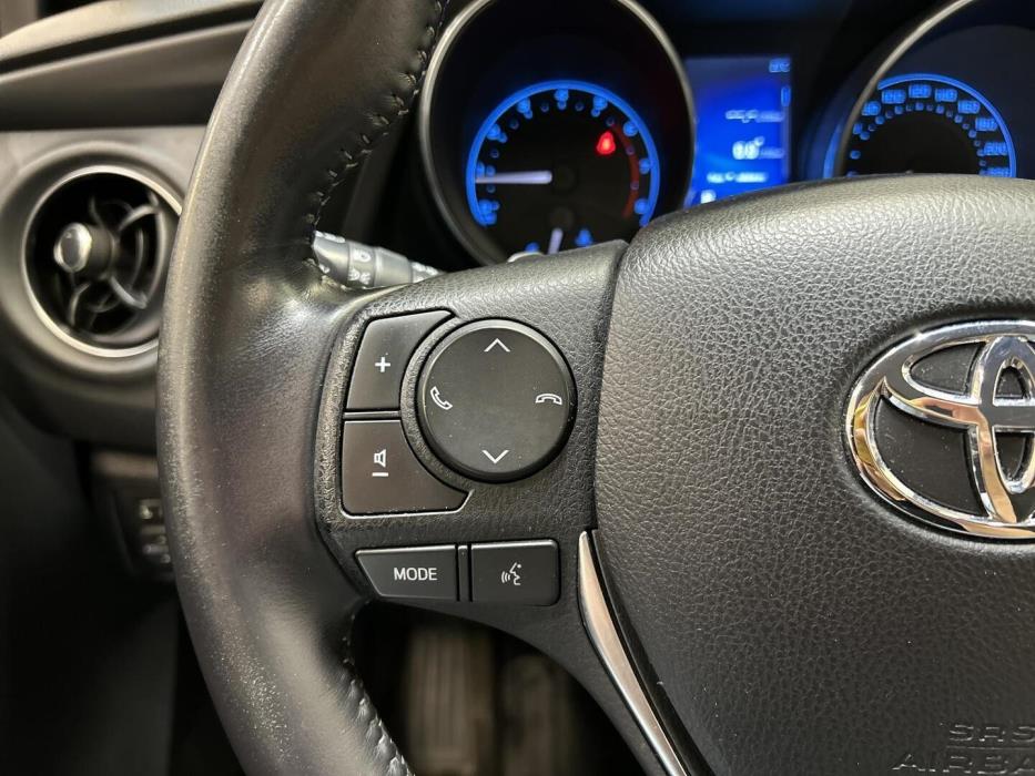 TOYOTA Auris 2015