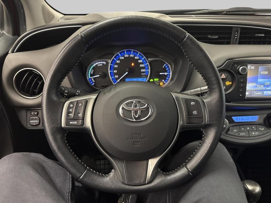 TOYOTA Yaris 2015